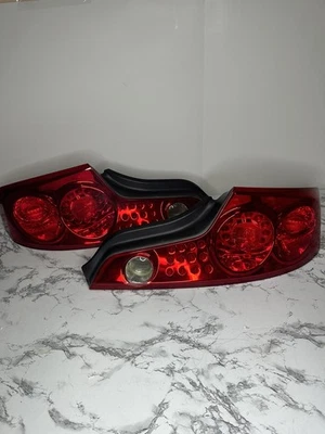 Juego de pares de luces traseras izquierda y derecha Infiniti G35 Coupé 2003-2005 OEM 26550AM825 Foto 1 de 4