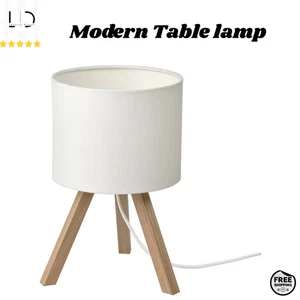 Lámpara de mesa IKEA STORSEGEL blanco ceniza trípode base de madera iluminación moderna para dormitorio - Imagen 1 de 3