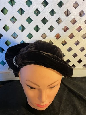 Sombrero negro de terciopelo con adornos de diamantes de imitación para mujer de mediados a principios de 1900’s Foto 1 de 4