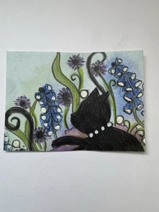 Tarjeta coleccionable de arte original Aceo, gato en jardín de flores púrpuras, arte de Sommer Rayn - Imagen 1 de 3