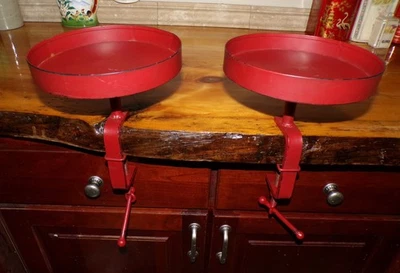 Par de bandejas de abrazadera de hierro de metal rojo vintage mesas redondas porta plantas comederos para aves  Foto 1 de 4