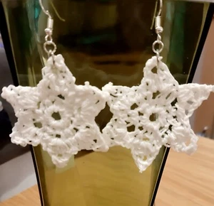 Große SCHNEEFLOCKEN OHRRINGE; gehäkelte BAUMWOLLE; versilberte Ohrhaken; Handarbeit - Bild 1 von 2