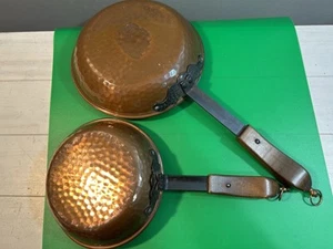 2er Set Vintage Pfannen aus gehämmertem Kupfer mit Holzgriff - Bild 1 von 13