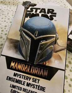 Disney Parks Star Wars The Mandalorian Mystery Pin LR BLUE HELMET NEW - Picture 1 of 3