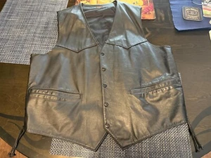 MEN'S BLACK LEATHER BIKER STYLE VEST - NEW - NEVER WORN - Picture 1 of 5