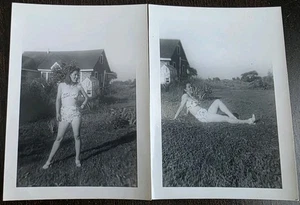 Hermosa mujer en traje de baño posando fotos sonrientes vintage años 40 en blanco y negro - Imagen 1 de 4