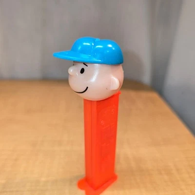 Dispensador Peanuts PEZ Charlie Brown Red Foto 1 de 4