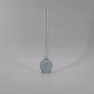 Jarrón de vidrio soplado a mano burbuja controlada azul claro de 9,5" Foto 1 de 4