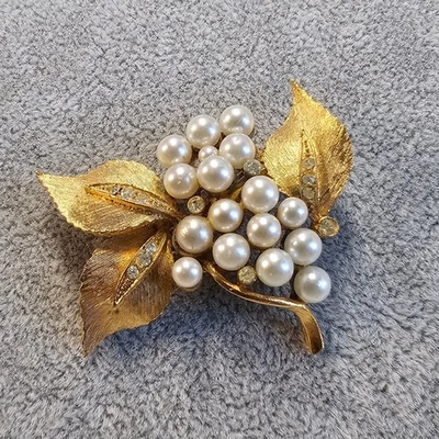 Vintage Coro Gold Tone Faux Pearl Rhinestone Leaf Brooch Pin Jewelry 1.75" - Image 1 of 4
