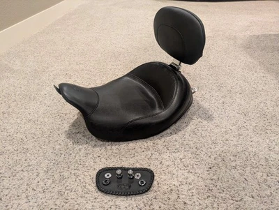 野马宽独奏座椅带靠背适用于哈雷旅游,二手,零件 #79600 — 第 1/4 张图片