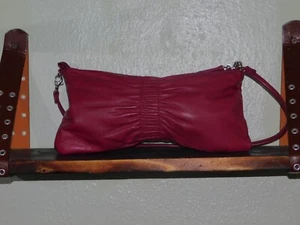 apostrophe SMALL LEATHER SHOULDER BAG OR CLUTCH IN RUCHED FUCHSIA - Picture 1 of 12