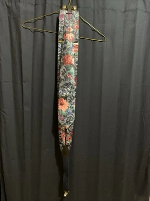 Juego de corbata y tirantes florales azul marino Foto 1 de 4