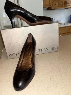 Zapatos de tacón Adrienne Vittadini Italia marrón oscuro cocodrilo en relieve 2 3/4" NUEVO Foto 1 de 4