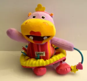 Lamaze Developmental Hippo Giocattolo con Sonaglio Gonna Croccante Clip Perline Scorrevoli Usato in Ottime Condizioni - Foto 1 di 4