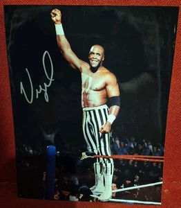 WWE Virgil Michael Jones foto firmata autografata 8x10 COA LEAF CERTIFICATA - Foto 1 di 7