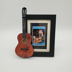 Willie Nelson gerahmtes Bild mit seiner Gitarre bis ins Loch dupliziert - Bild 1 von 6