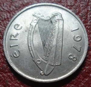 1978 IRELAND 5 PENCE IN AU CONDITION - Picture 1 of 2