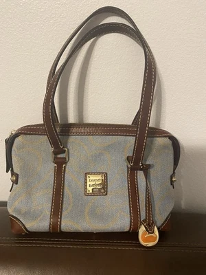Cartera de Colección Dooney and Bourke Azul Denim Firma Corazón con Forro Rojo Bolso de Mano Foto 1 de 4