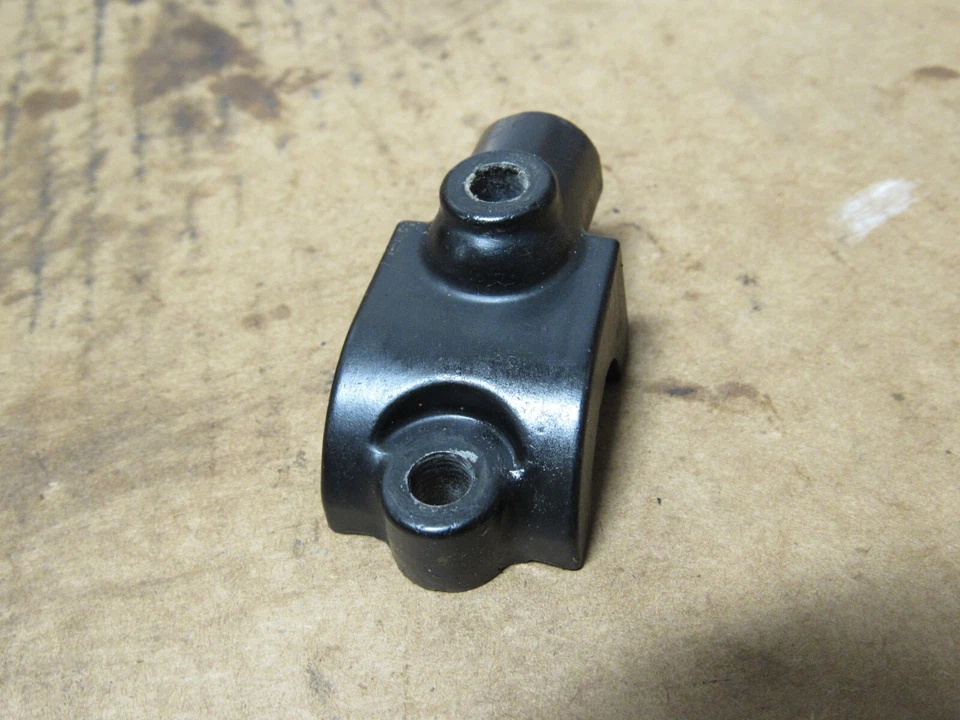 Soporte de abrazadera de cilindro maestro delantero Suzuki GS450L 1982 montaje de espejo 59671-44300 Foto 1 de 4