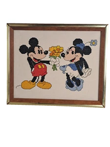 De colección Años 80 Needlepoint Disney Mickey y Minnie Mouse en Marco 9" x 11" - Imagen 1 de 3