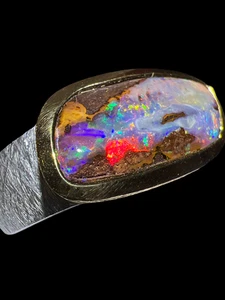 Anillo Boulder Opal "Tormenta de color" en plata con montura dorada - Imagen 1 de 7