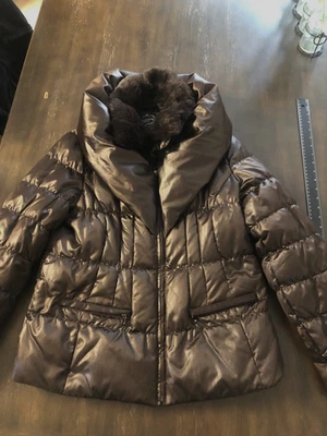 1 Abrigo de plumón Madison Luxe ropa exterior talla L plumas de aves acuáticas piel sintética marrón oscuro Foto 1 de 4