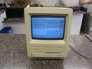 Vintage Apple Macintosh SE 4MB RAM OS 6.0.8 Model M5011 Computer Powers & Boots - Picture 1 of 9