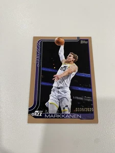 2025-26 Topps 129 Lauri Markkanen Gold Parallel /2025 - Bild 1 von 6