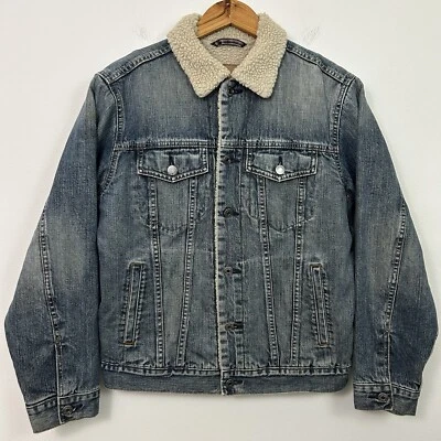 Chaqueta de mezclilla Gap para hombre pequeña forrada de sherpa camionero botón desgastado Foto 1 de 4