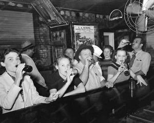 Mujeres bebiendo cerveza en el bar 1938 8x10 reimpresión de foto antigua - Imagen 1 de 1