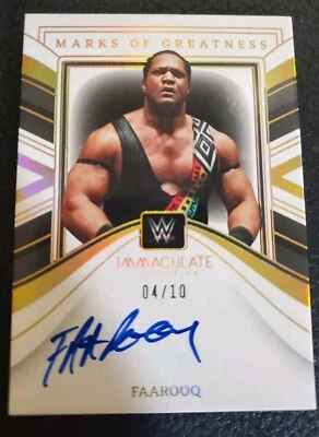 2023 IMMACULATE WWE FAAROOQ MARKS OF GREATNESS AUTO GOLD /10 RON SIMMONS - Image 1 of 2