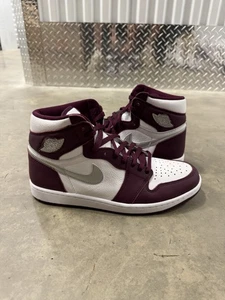 Jordan 1 Retro Alto OG Burdeos Talla 10.5 LIMPIO 555088-611 Auténtico - Imagen 1 de 7