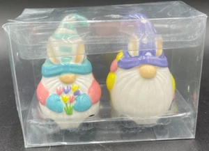 Juego de coctelera de sal y pimienta gnomo de primavera de Pascua de cerámica con etiqueta - NUEVO - Imagen 1 de 2
