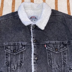 Vtg Levi's Authentic USA Sherpa Lined Trucker Red Tab Black Denim Jacket Men's L - Picture 1 of 10