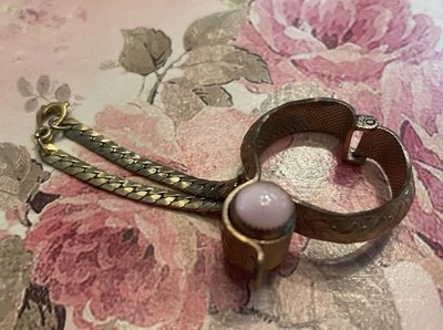 Vintage Glove Holder Clip Chain Attaches To Purse Gold Tone Art Deco Pink Stones - Image 1 of 4