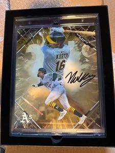 2025 Fanatics MLB Emanate Under Wraps - Nick Kurtz - Rookie Gold Auto #/50 8x10 - Imagen 1 de 3