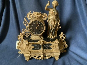 Antiguo reloj dorado ornamentado figurativo francés/golpe de campana, llave de cuerda VE - Imagen 1 de 13
