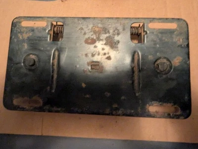 Dodge Coronet 1965 soporte de matrícula trasero/cubierta de cuello de relleno de gas Foto 1 de 3