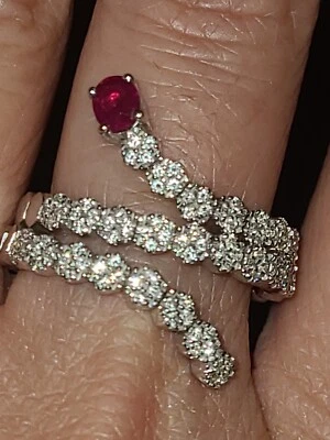 Anillo envolvente de oro blanco de 14 rubíes y diamantes, anillo de diamantes envolvente de 3 filas Foto 1 de 4