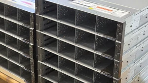 Dell R750xs 2x argent 4309Y 2,8 GHz 128 Go RAM 12 LFF/2SFF baie H755 RAID 2Y garantie - Photo 1/7