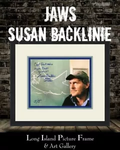 JAWS Captain Quint Susan Backline autografato L/ED incorniciato personalizzato - Foto 1 di 4