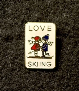 'Love Skiing' Novedad Esquí Pin Insignia Holly Hobbie Recuerdo Humor Divertido - Imagen 1 de 3