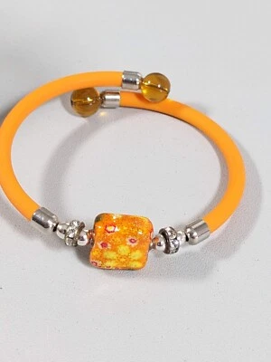 Pulseira aberta envoltório falso fio memória contas quadradas flor amarela laranja 6,5 pol - Imagem 1 de 4