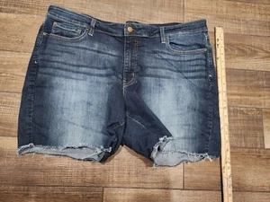 Levi's Signature Womens Modern Capri Jean Shorts Sz 24 Mid Rise Pant Dark Denim - Picture 1 of 7