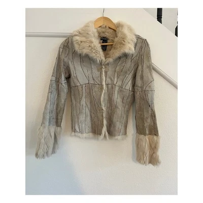 Jaqueta cropped Bebe forrada de pele de coelho feminina tamanho médio Y2K luxo chique - Imagem 1 de 4