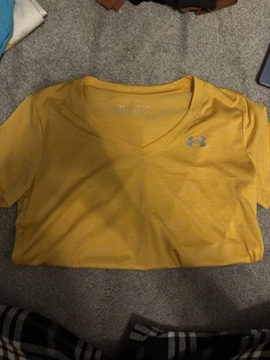 Camiseta amarilla Under Armour para mujer con cuello en V Foto 1 de 2
