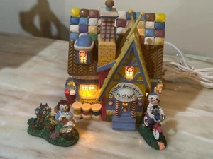 Department 56 Storybook Village Collection Raggedy Ann & Andy Patchwork House - Bild 1 von 18