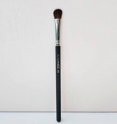 MAC 213 Fluff Brush, Full Size, Brand New! - Image 1 of 4