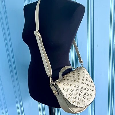 Bolso Bandolera Envy Dorado Imitación Cuero Tono Dorado Remaches Asa Superior 10" W Foto 1 de 4