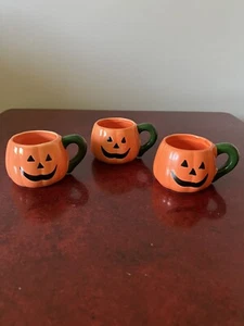 "Juego de 3 tazas de calabaza de cerámica vintage de Halloween de 2"" de alto Jack-O-Lantern" - Imagen 1 de 8